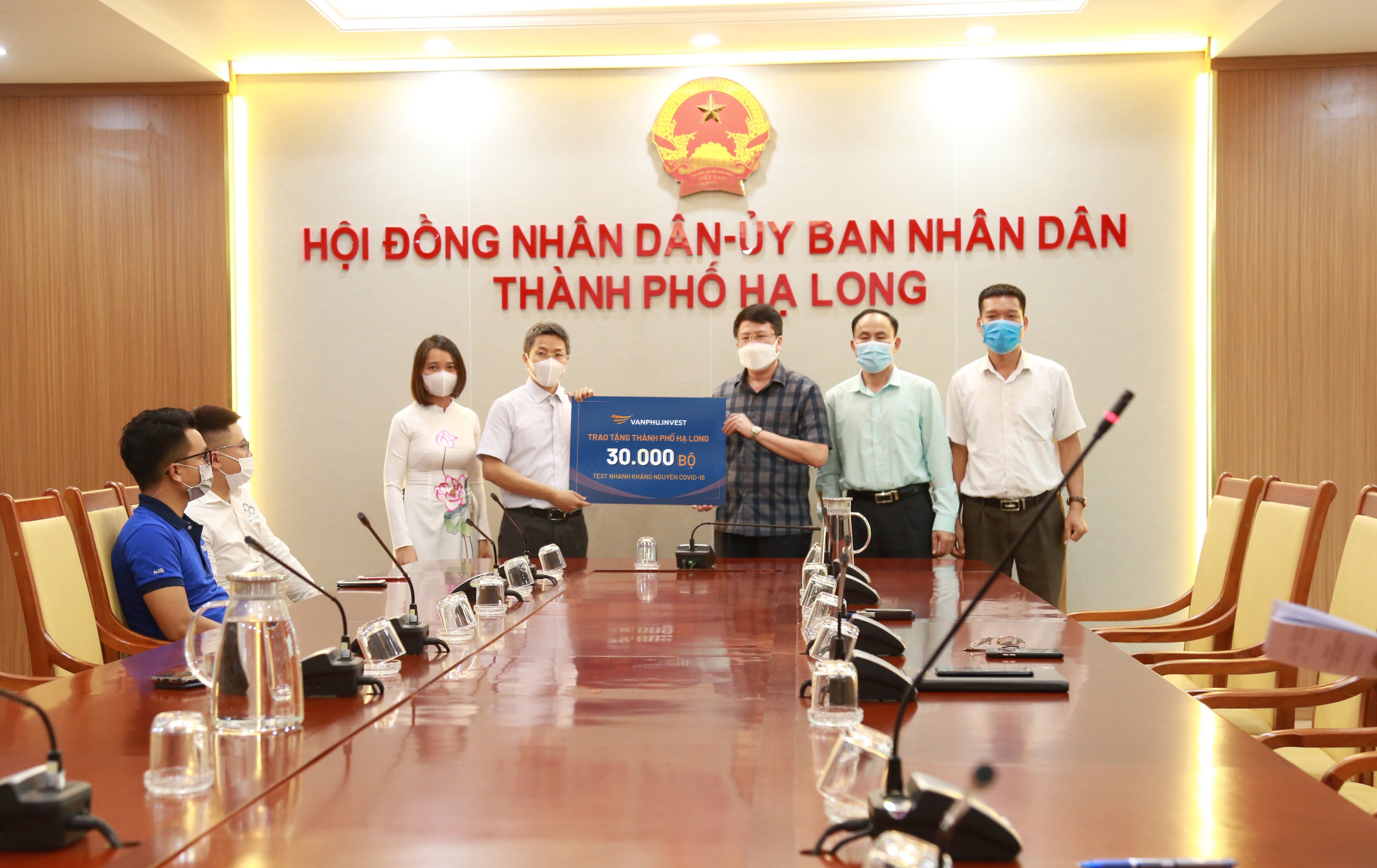 Văn Phú – Invest trao tặng 30.000 bộ xét nghiệm nhanh Covid - 19 cho thành Phố Hạ Long